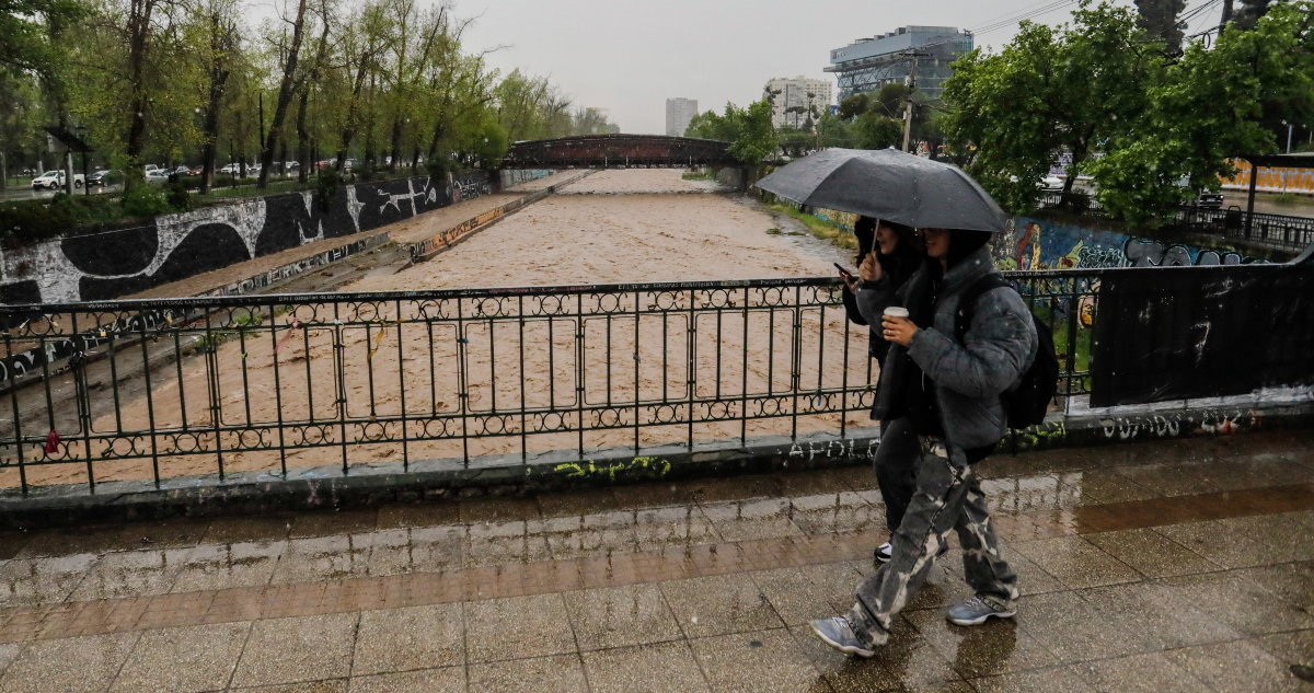 Hasta 146 mm de lluvia acumuló la RM en últimas horas: hay preocupación por río Mapocho en Talagante