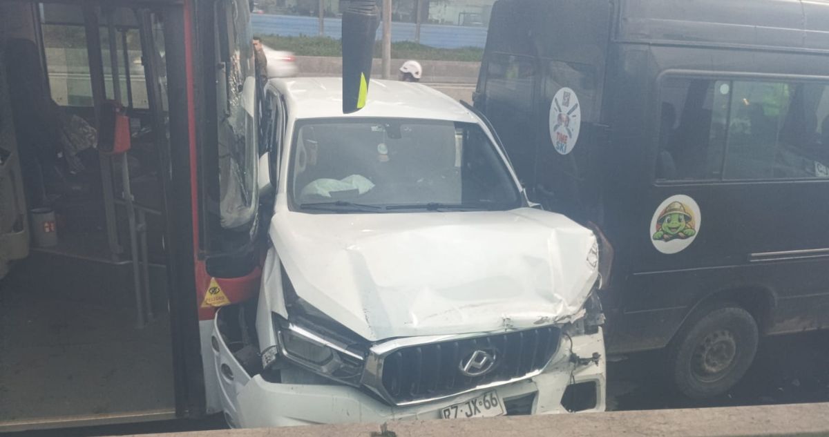 Heridos y atrapados deja accidente múltiple entre autos, camión y buses en Ruta 5 altura Renca