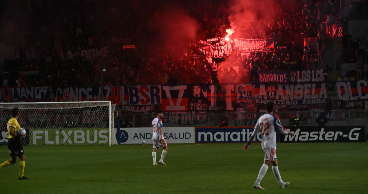hinchas de La U ante Everton