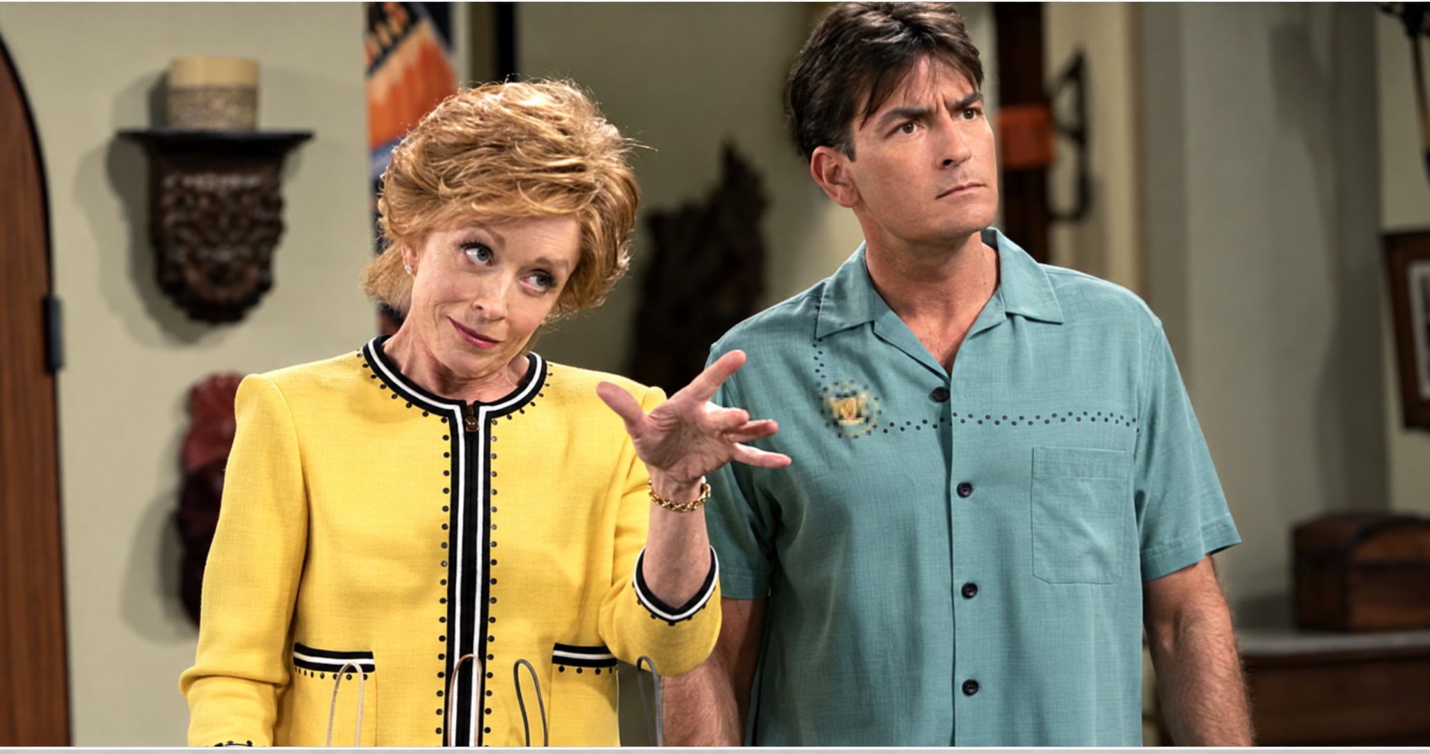 Holland Taylor y Charlie Sheen en ‘Dos hombres y medio’