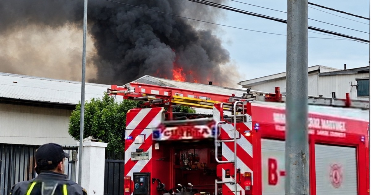 https://media.biobiochile.cl/wp-content/uploads/2026/10/incendio-en-viviendas-en-curico-obliga-a-evacuacion-de-residentes-de-hogar-de-adultos-mayores.jpg