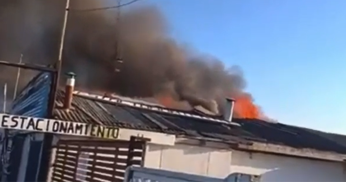 Incendio estructural afecta a locales comerciales en sector balneario de Cartagena