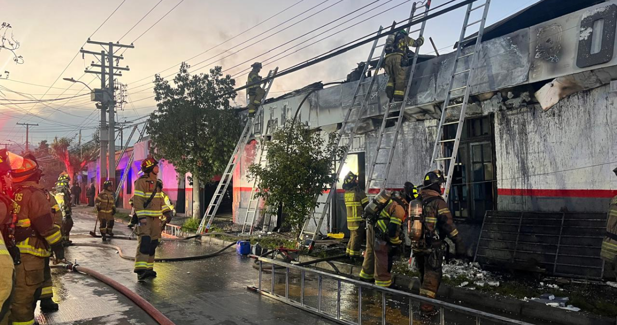 Incendio destruye parte de un taller mecánico en Independencia: tiene riesgo de derrumbe