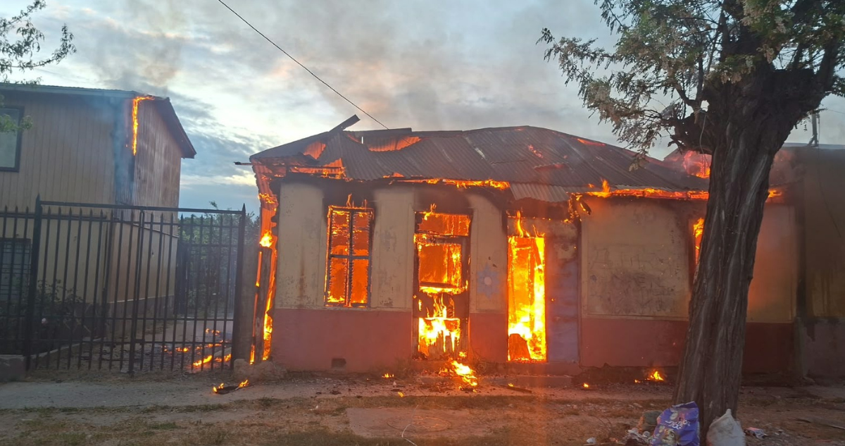 Al menos una vivienda destruida deja incendio en Limache