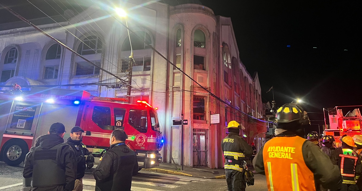 Incendio afecta al Mercado Municipal de Valdivia: fuego se originó en uno de los restaurantes