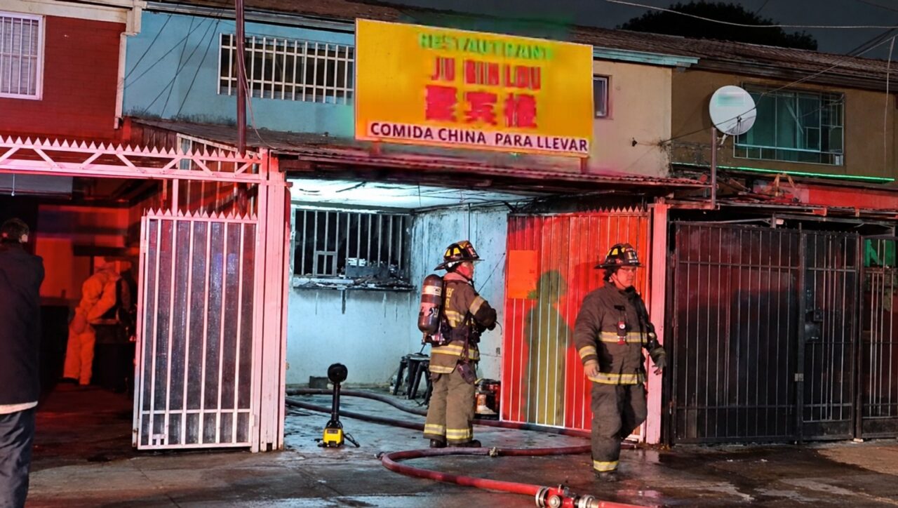 Dos heridos deja incendio en vivienda utilizada como restaurante de comida china en Renca