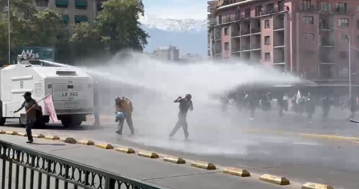 Incidentes en la Alameda por marcha de la Confech contra eventuales recortes del Presupuesto 2027