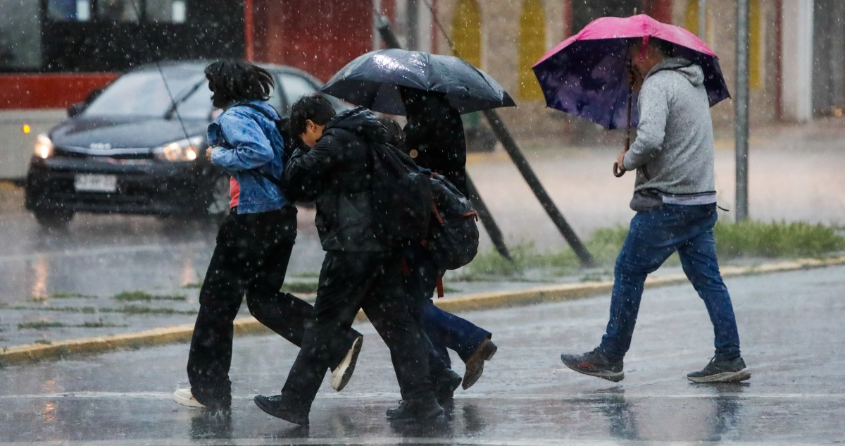 Intensa tormenta que azota Santiago deja a más de 40 mil hogares sin energía eléctrica