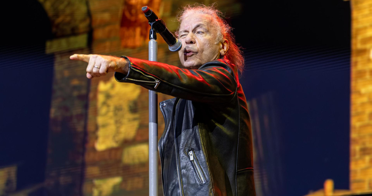 Iron Maiden estalla contra uso de bengalas en Ecuador: “Váyanse a otro lado, es una mierda venenosa”