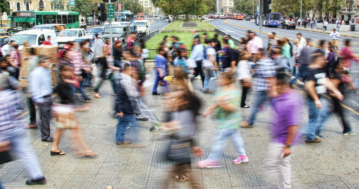 Personas caminando por Santiago