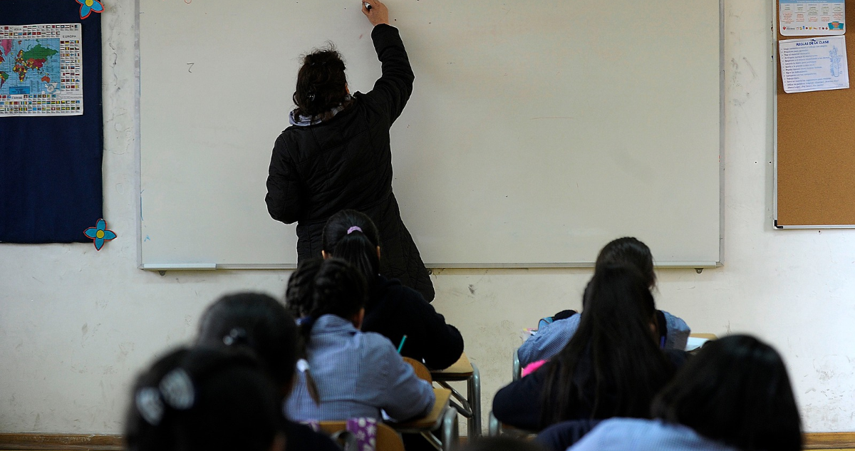 Profesora y estudiantes en sala de clases