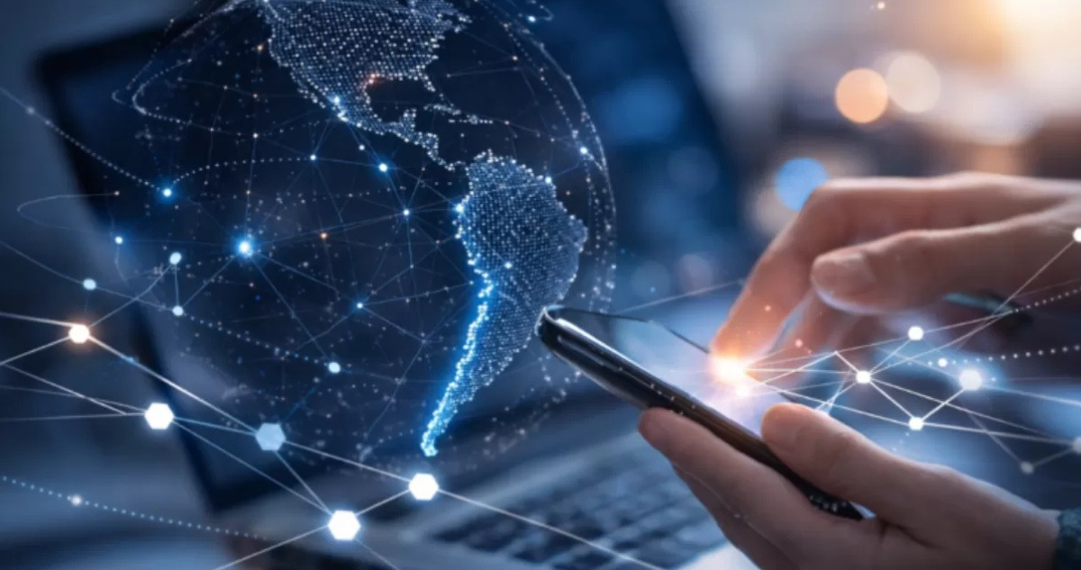 Imagen generada por Inteligencia Artificial muestra un mapa de América Latina y una persona usando IA en su celular.