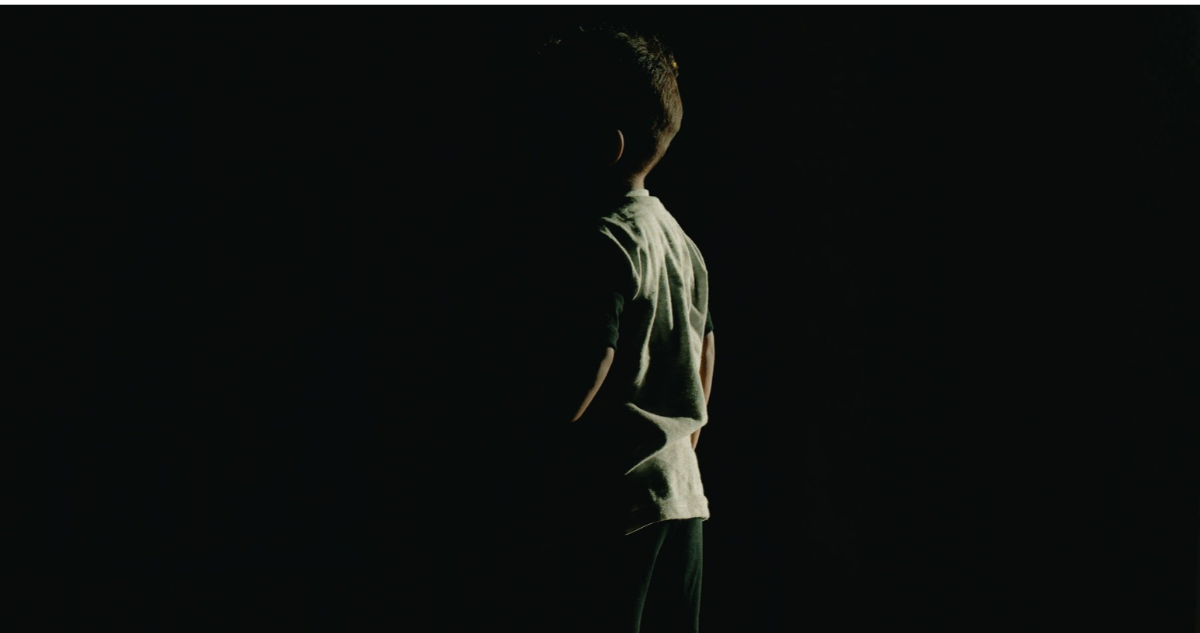 Niño en sombras