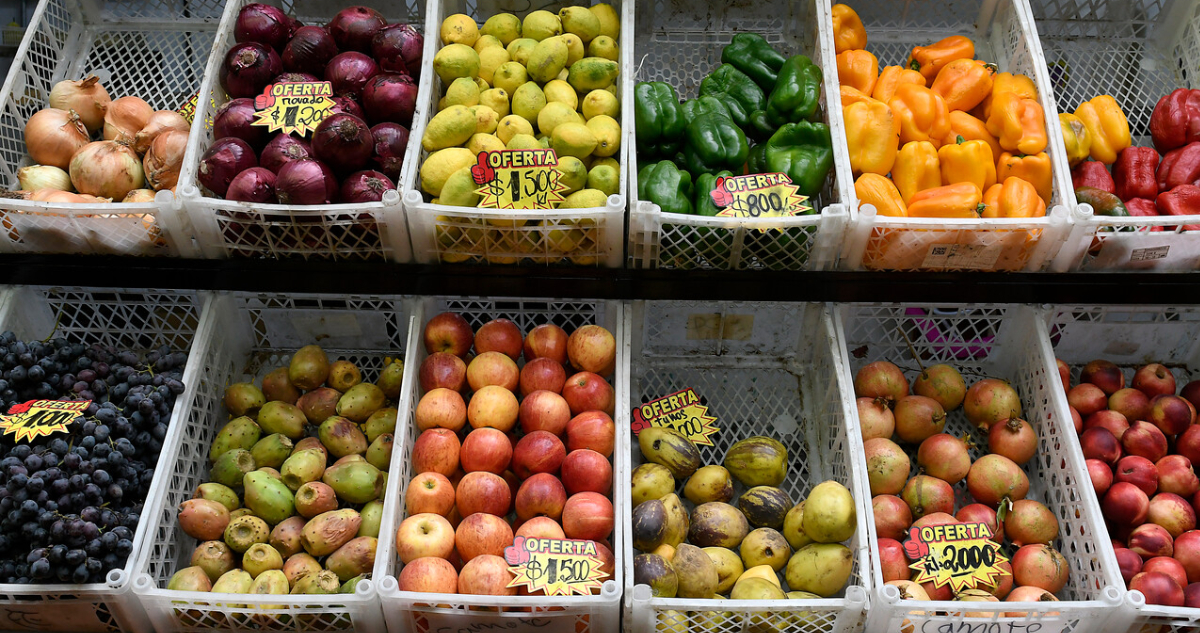 https://media.biobiochile.cl/wp-content/uploads/2026/10/la-norma-que-nacio-para-premiar-la-donacion-de-alimentos-en-chile-pero-que-estaria-_a-medio-aplicar_.jpg