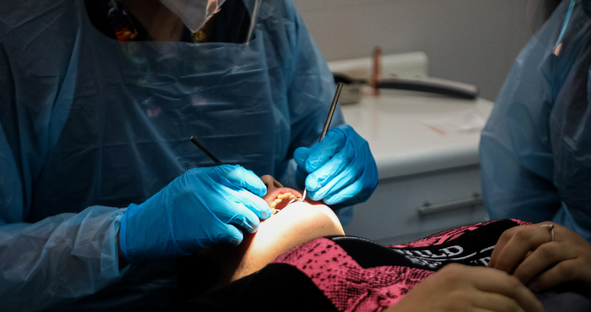 Imagen de contexto de salud bucal: persona recibiendo atención odontológica.