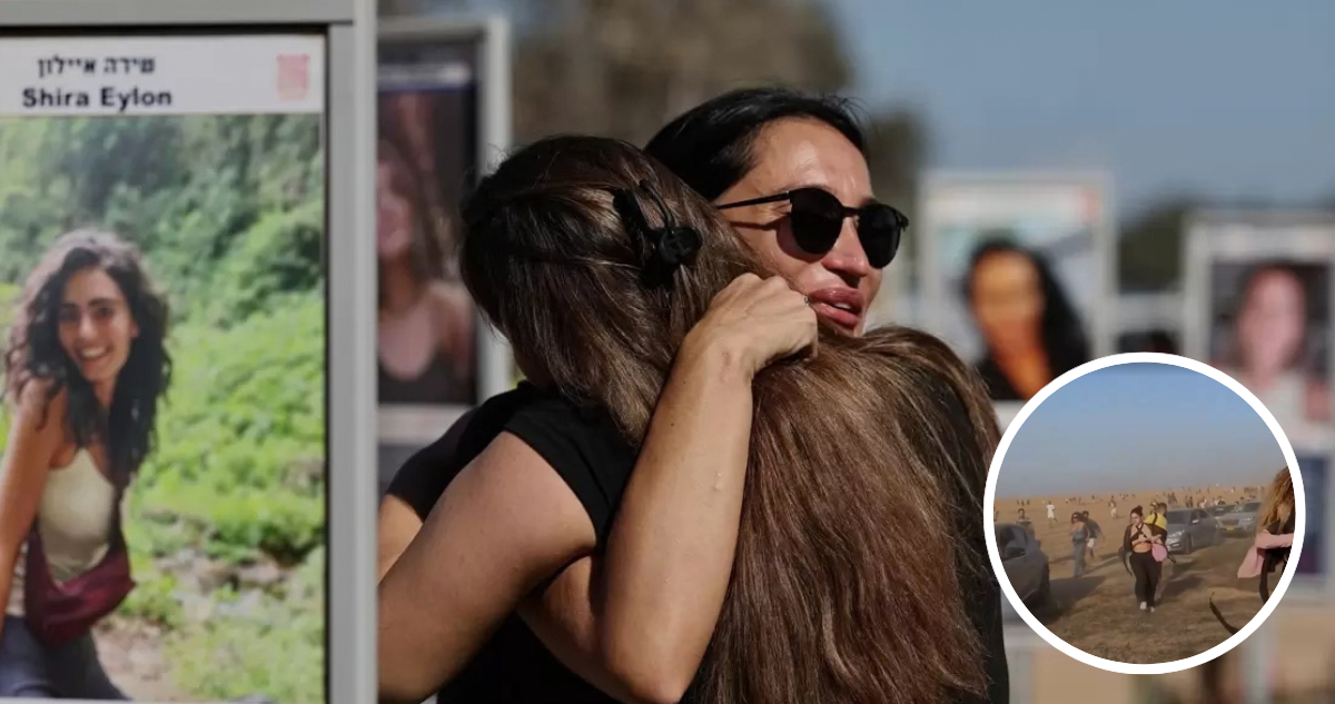 Mujeres abrazadas llorando en conmemoración de la masacre de Hamás del 7 de octubre de 2023, rodeadas de fotos de víctimas. Y foto de archivo de personas intentando huir en el lugar de la masacre.
