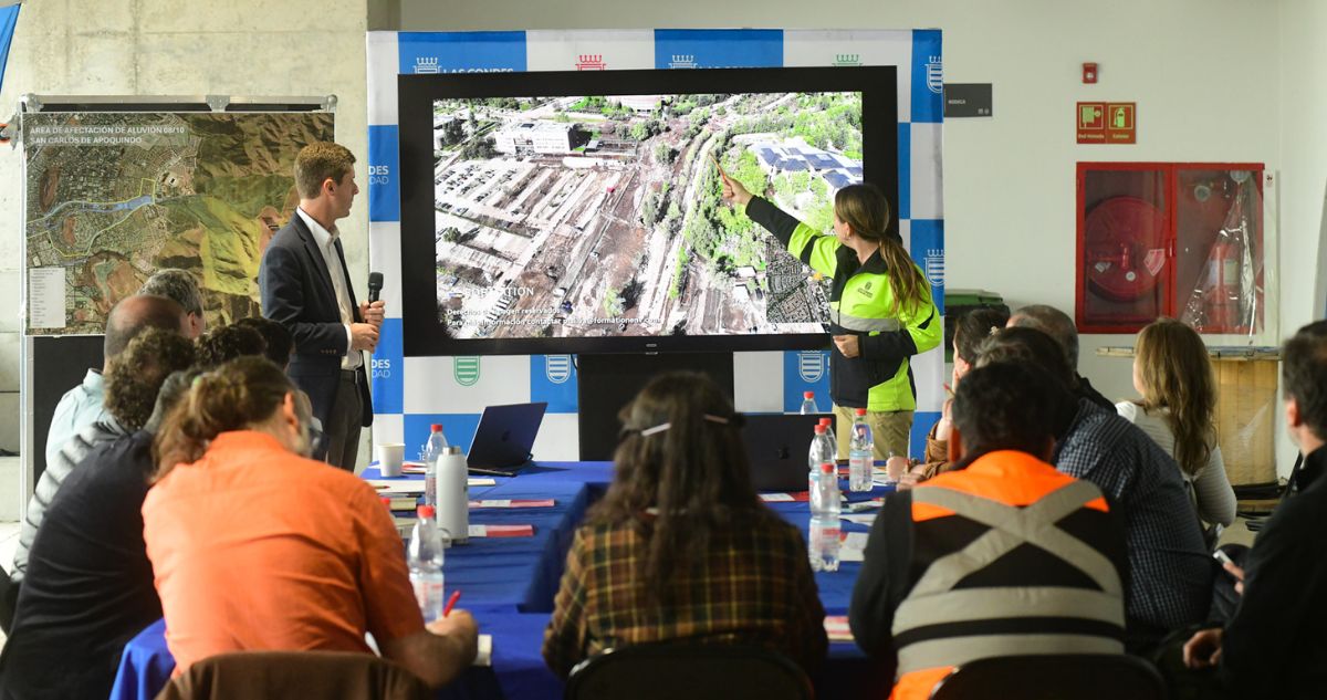 Las Condes realiza mesa técnica para avanzar en prevención de aluviones y desastres naturales