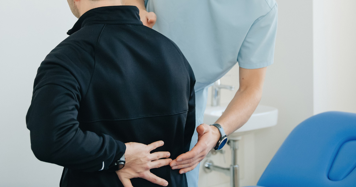 Persona con dolor lumbar recibiendo atención.