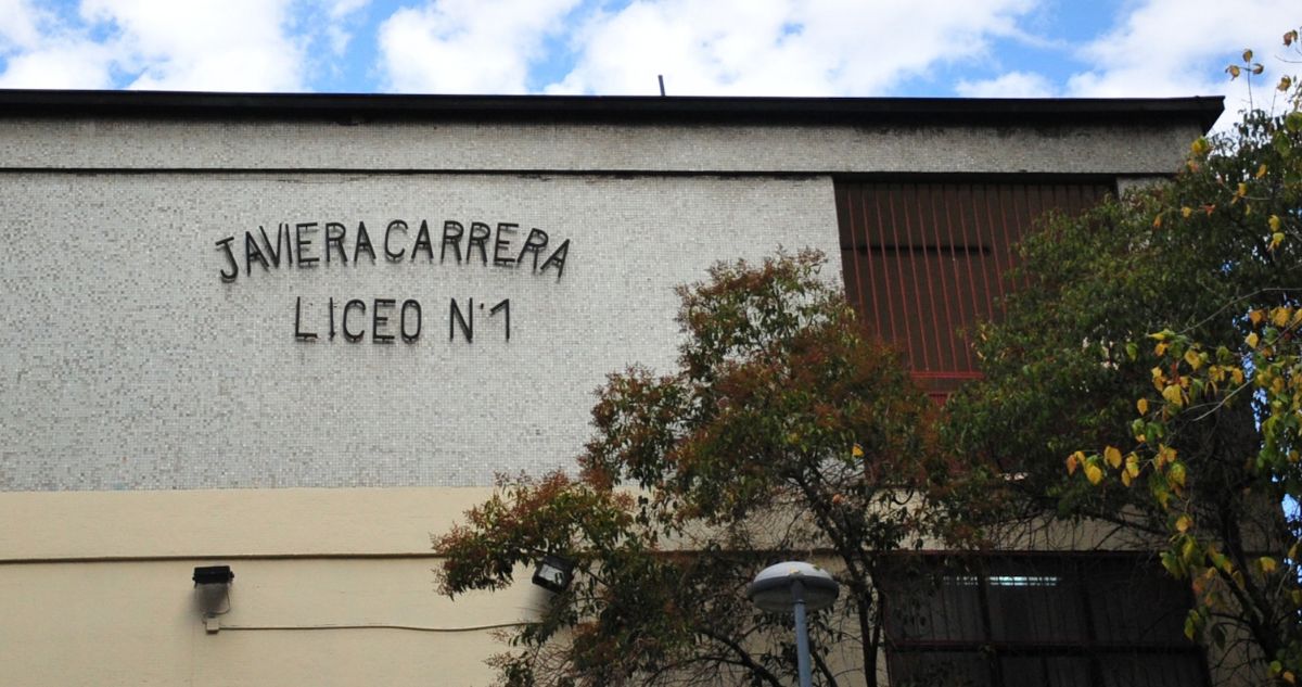 Liceo 1 de Santiago sufre ataque incendiario: directora culpa a encapuchadas de otros recintos