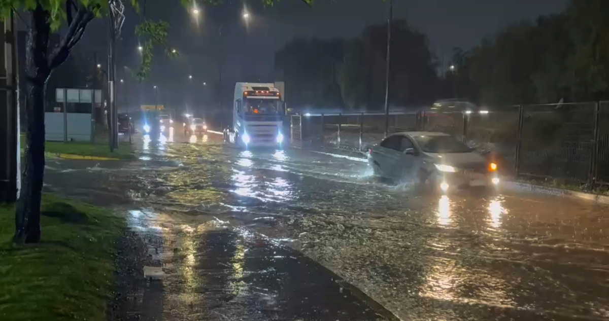 Lluvia causa estragos en la Región Metropolitana: Más de 13 mil clientes sin luz y calles anegadas