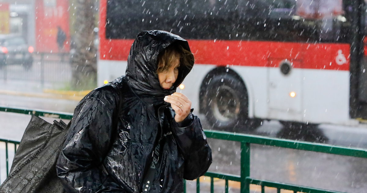 Sí, vuelven las lluvias a Santiago y la zona central la próxima semana: vendrían con viento y truenos