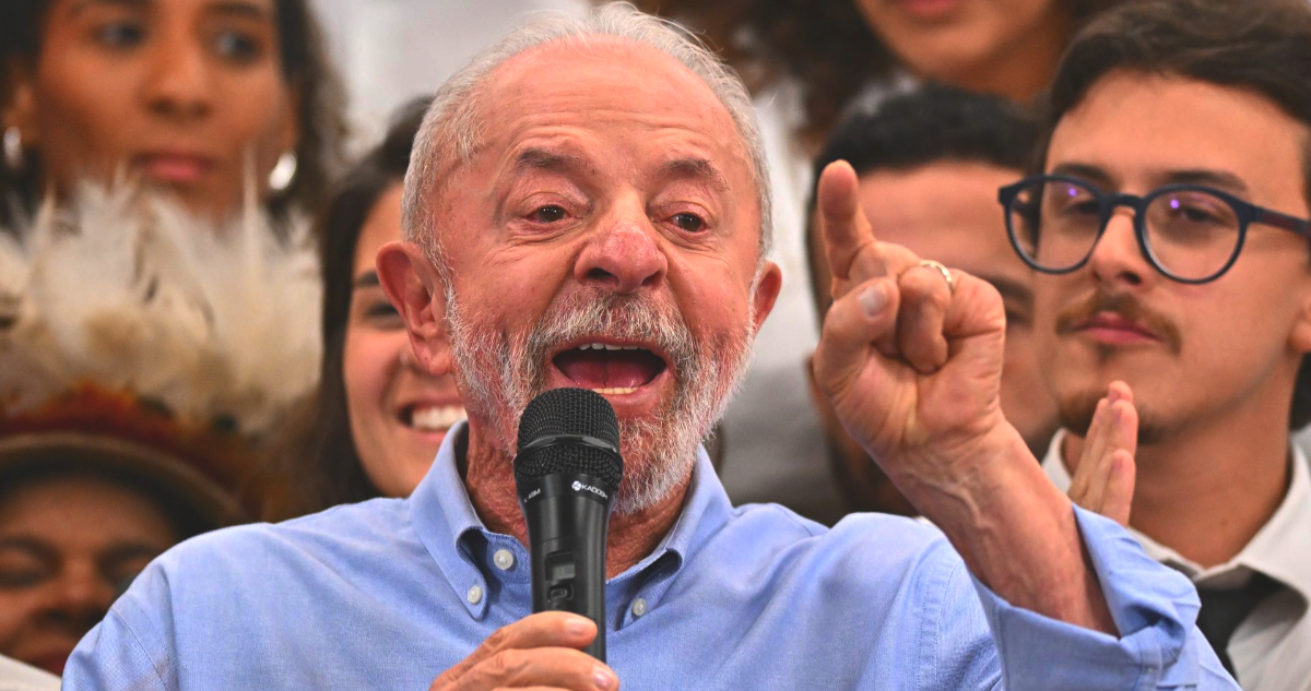 Lula promete transporte público gratis los fines de semana y Flávio Bolsonaro habla de “comprar votos”