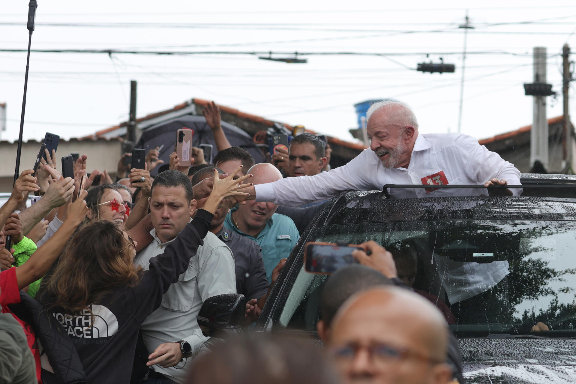Lula da Silva saludando a sus adherentes