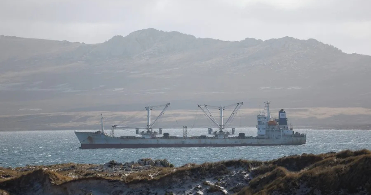 Imagen del 16 de septiembre de 2026 que muestra un barco navegando en la Bahía Yorke en las Islas Malvinas