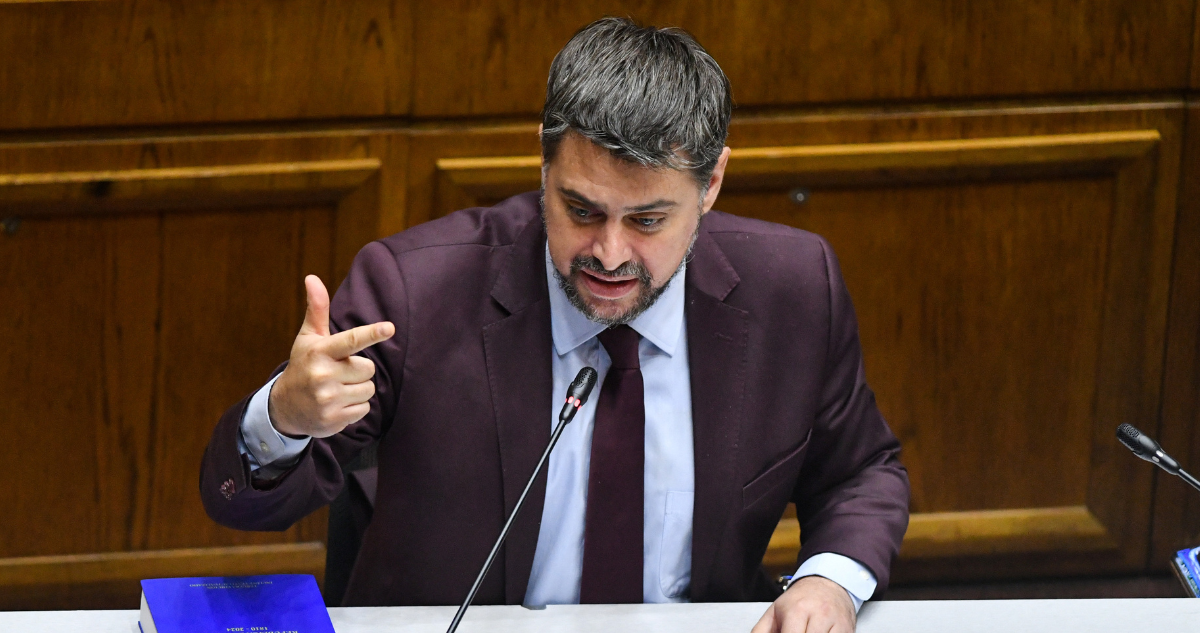 Manouchehri pide salida de Rabat y Silva: Si el presidente no se atreve el Congreso tendrá que hacerlo