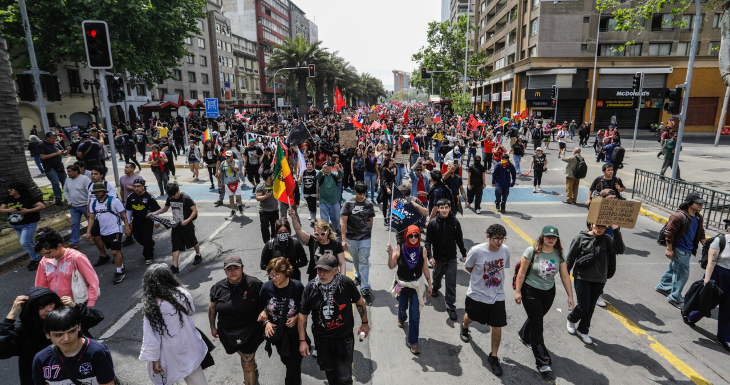 Marcha por el 18-O en Santiago deja 29 detenidos y carabineros lesionados tras incidentes
