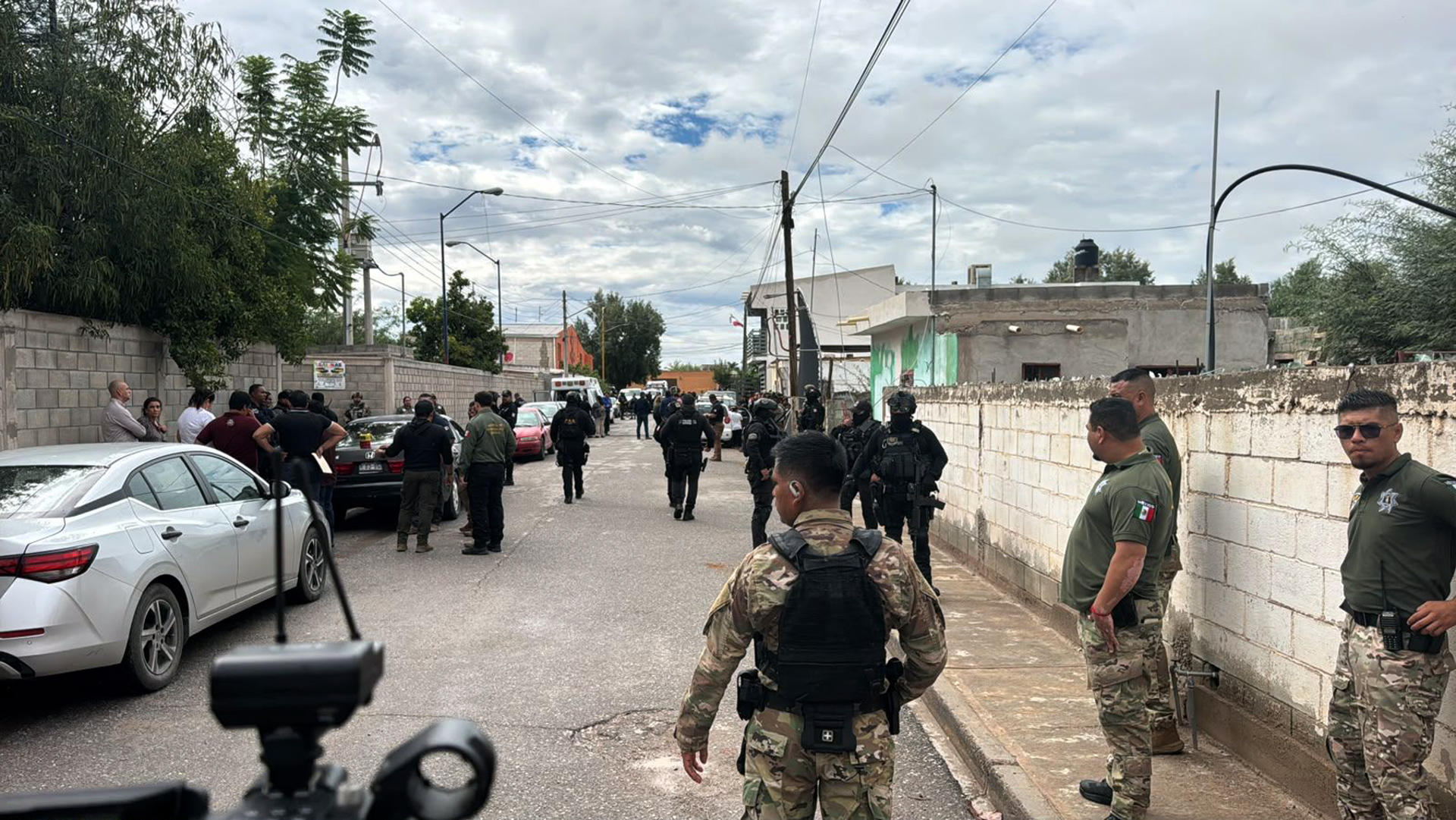 Miembros de la Policía y Guardia Nacional custodian el exterior de la escuela donde se registró el ataque en Torreón (México)