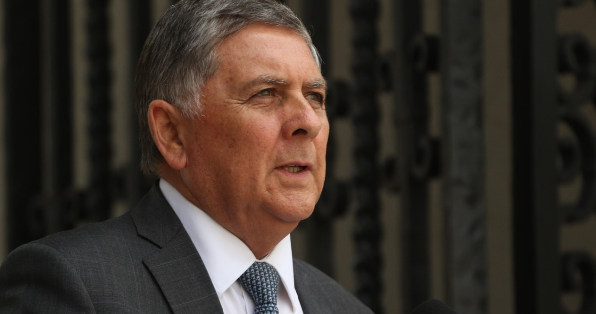 Ministro Claudio Alvarado dice que aún verifican casos de rebajas de condena y no confirma si ya hay contacto con víctimas