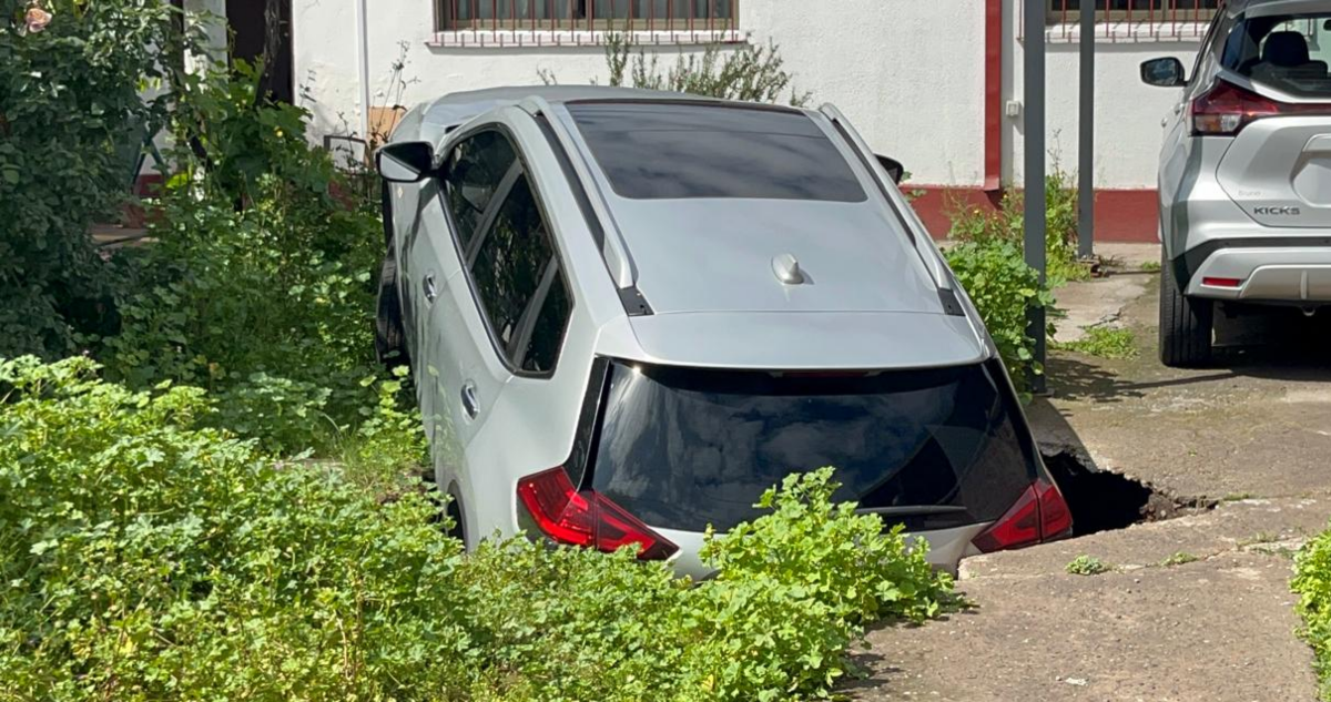 Misterio en El Bosque: socavón aparece en medio de la lluvia y se traga un auto