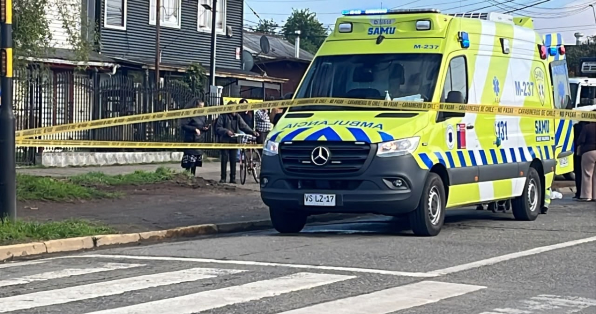 Mujer muere tras ser atropellada junto a su hija afuera de jardín infantil en Valdivia: conductor huyó