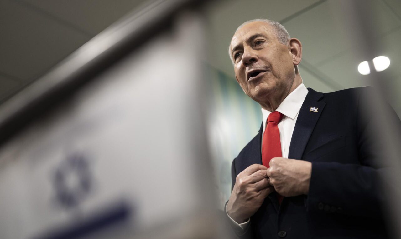 El primer ministro israelí, Benjamín Netanyahu, tras votar en las elecciones legislativas israelíes