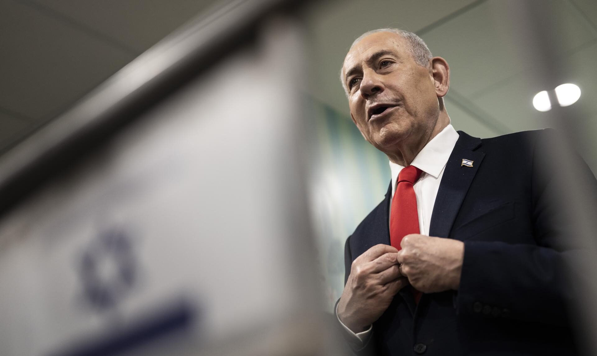 El primer ministro israelí, Benjamín Netanyahu, tras votar en las elecciones legislativas israelíes