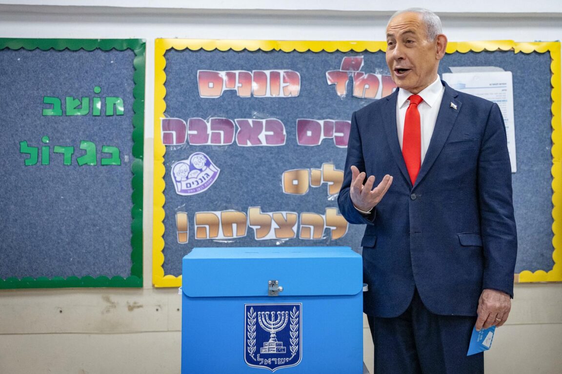 El primer ministro de Israel, Benjamin Netanyahu, votando en las elecciones legislativas de Israel