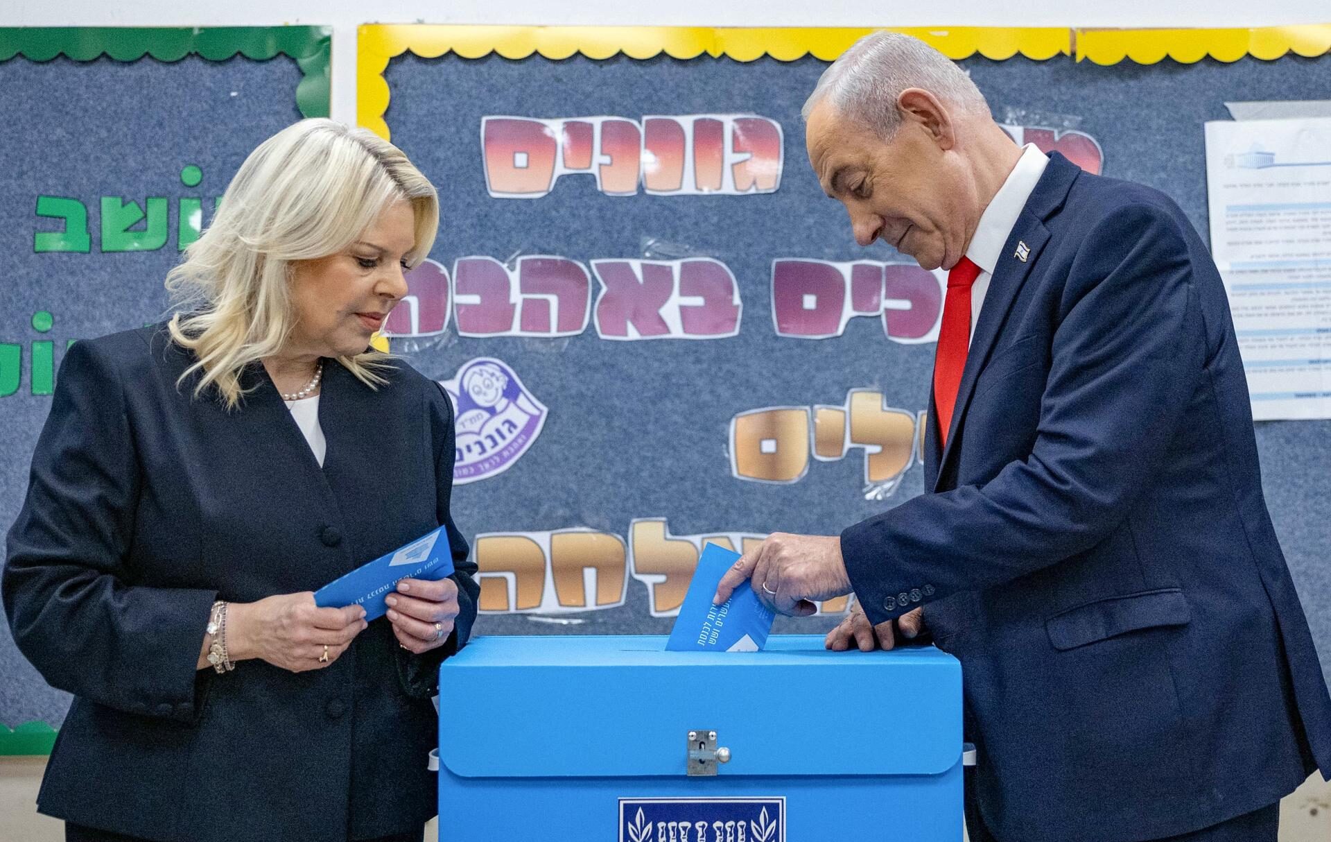 El primer ministro de Israel, Benjamin Netanyahu, deposita su voto junto a su esposa Sara en Jerusalén