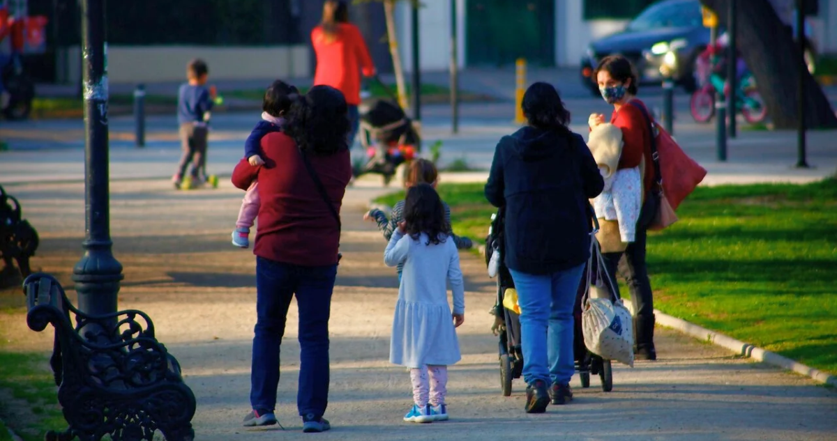 Niños jugando en el parque