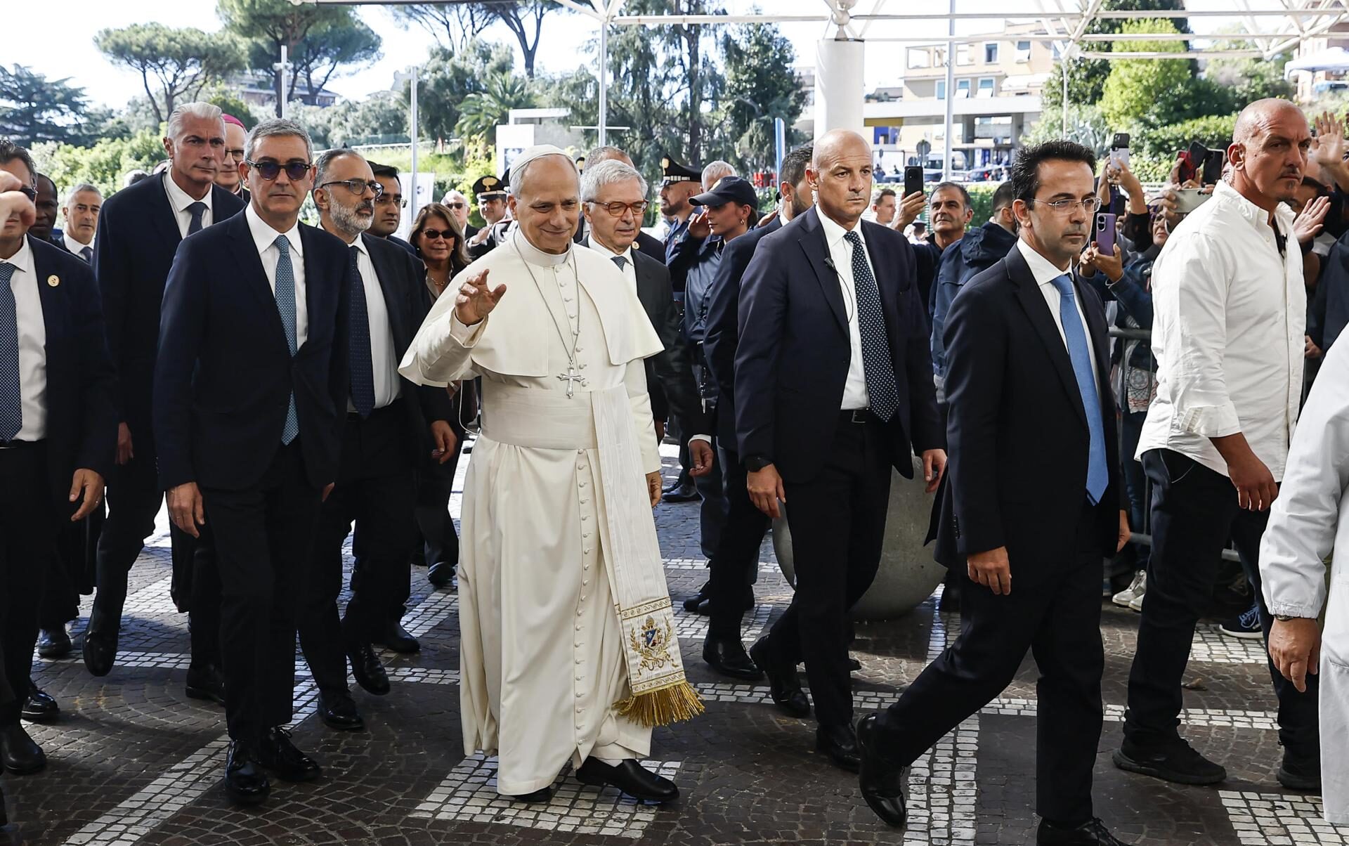 El papa León XIV entrando al Policlínico Universitario Agostino Gemelli de Roma