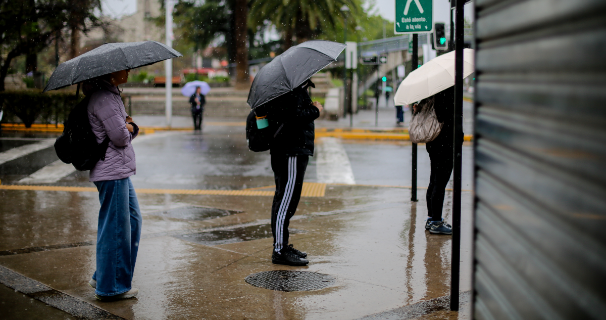 https://media.biobiochile.cl/wp-content/uploads/2026/10/orrego-llama-a-no-relajarse-ante-intensas-lluvias_-en-puente-alto-han-evacuado-a-172-familias.png