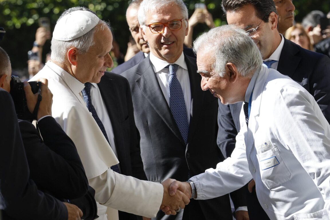 El Papa es recibido por el director de Salud, Andrea Cambieri