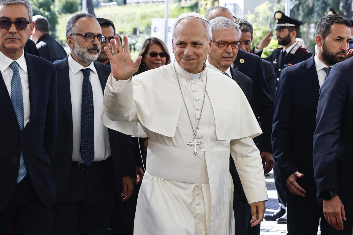 El papa León XIV entrando al Policlínico Universitario Agostino Gemelli de Roma