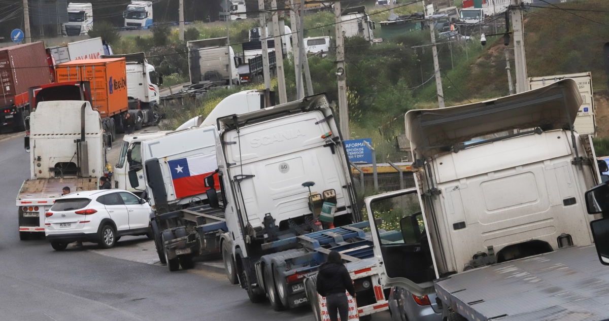 https://media.biobiochile.cl/wp-content/uploads/2026/10/paralizacion-camioneros-san-antonio.jpg