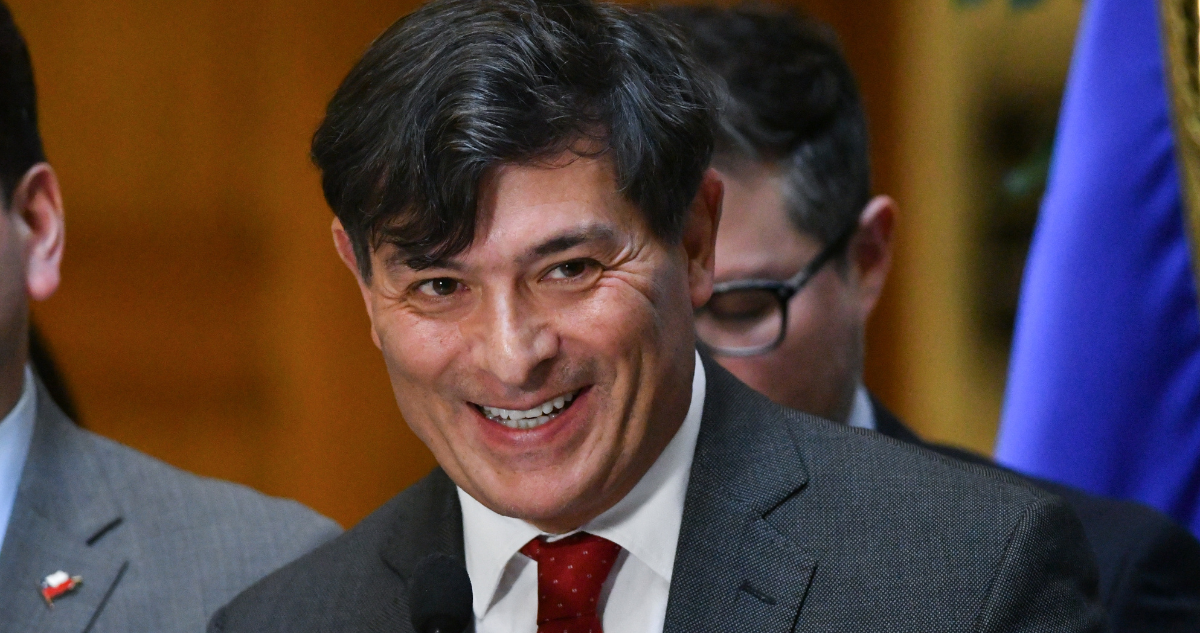 Parisi dice que Bachelet es “une tremenda candidata” que haría ver más extremos a Boric y Kaiser