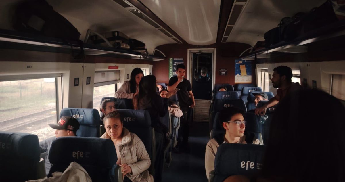 Pasajeros reportan más de una hora detenidos por falla de EFE a metros de Estación Central