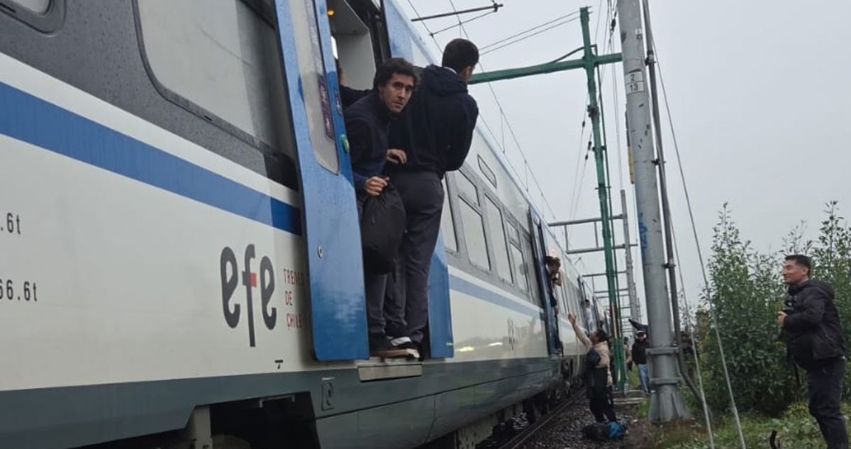 Pasajeros reportan más de una hora detenidos por falla de EFE a metros de Estación Central