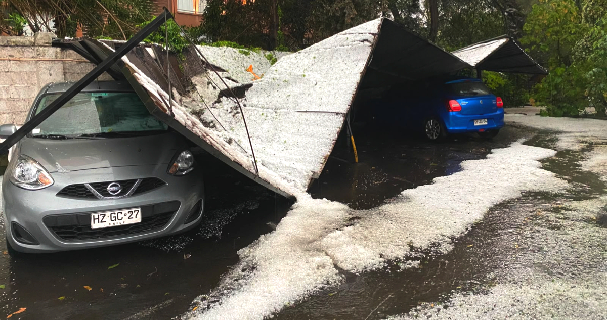 Peso del hielo por intensa granizada provoca el colapso de techos de estacionamientos en la RM