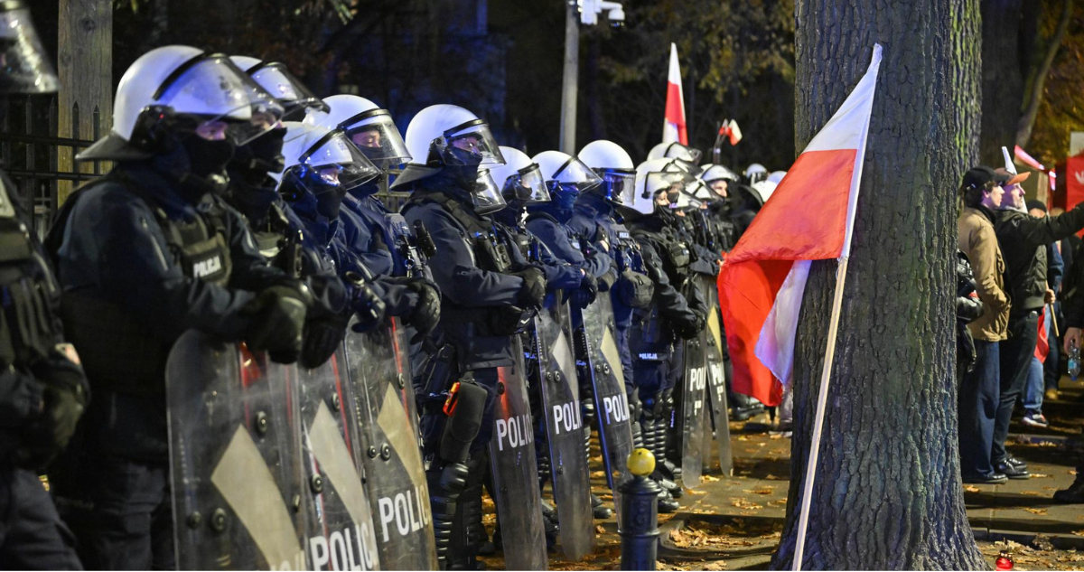 Polonia enfrenta crisis institucional por disputa del Tribunal Constitucional tras noche de disturbios