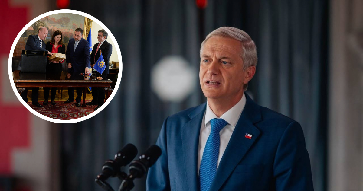 Presidente José Antonio Kast y foto de ministro de Hacienda realizando entrega oficial del Presupuesto 2027 en el Congreso Nacional.